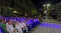 Махачкалинцы подпевают всем известные строки в исполнении группы «КВАТРО»