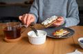 Нежный десерт на скорую руку с ягодами и творогом