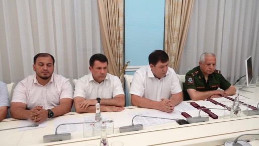 Глава Махачкалы Джамбулат Салавов встретился с семьями погибших участников СВО и передал им государственные награды