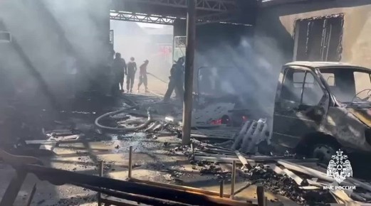 В Хасавюртовском районе, в селе Покровское, под навесом сгорела грузовая ГАЗель