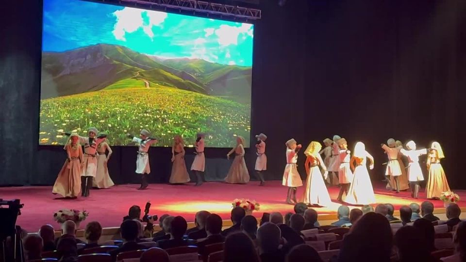 Традиционная лезгинка на официальном открытии Второго международного форума «Устойчивое развитие горных территорий», которое проходит в эти минуты в Доме дружбы в Махачкале