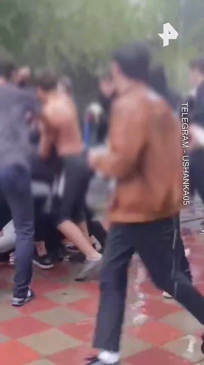 Подростки устроили массовую драку в Махачкале — двоих парней и вовсе "вырубили"