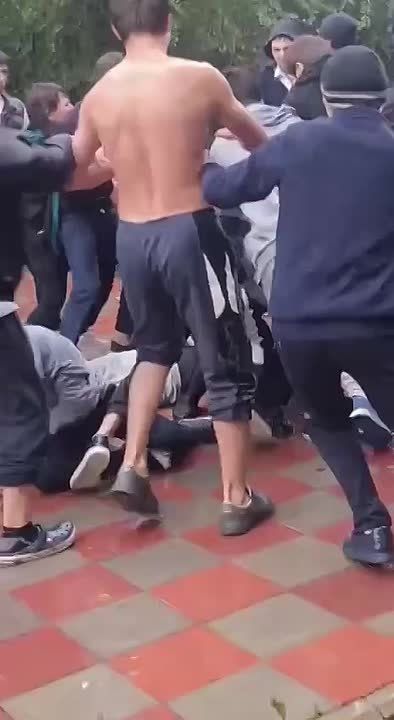 В Махачкале подростки устроили массовую драку: начата проверка