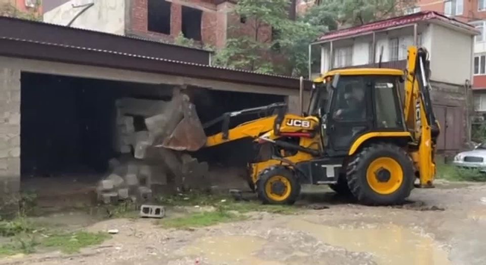 В Махачкале по адресу улица Батырая снесли незаконно построенное здание