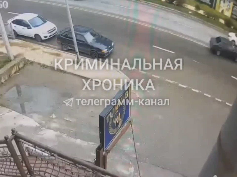 В Каспийске 19-летний водитель «ВАЗ 21099», не имея прав, выехал на встречную полосу и столкнулся с «TOYOTA CAMRY»