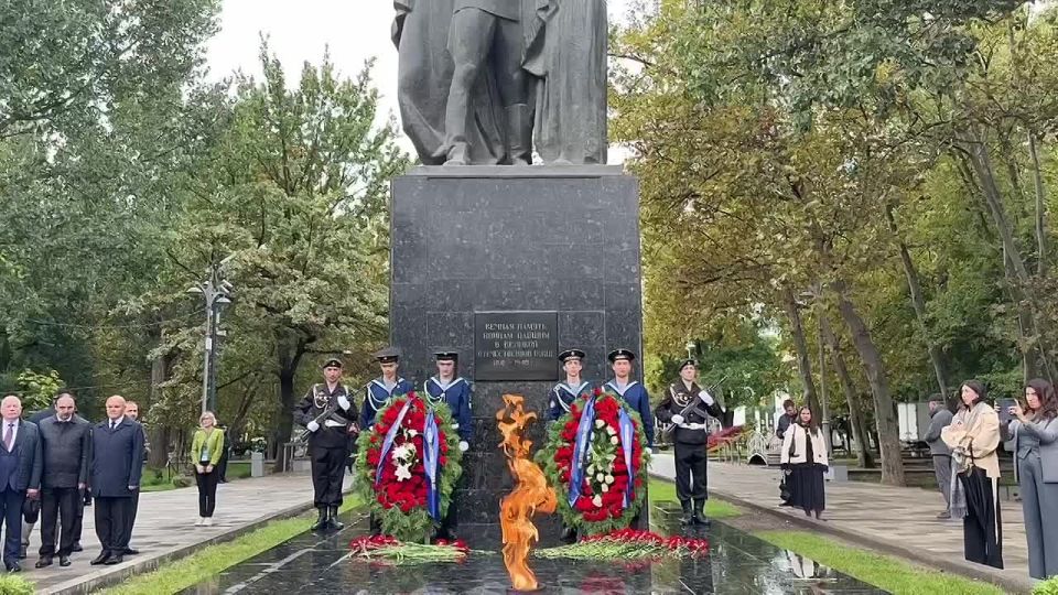В Махачкале состоялась церемония возложения цветов к памятнику Воина-освободителя