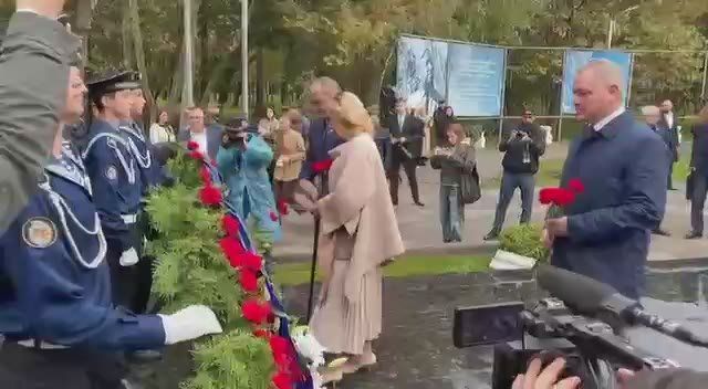 Глава Дагестана возложил цветы к Памятнику Воину-Освободителю вместе с участниками горного форума