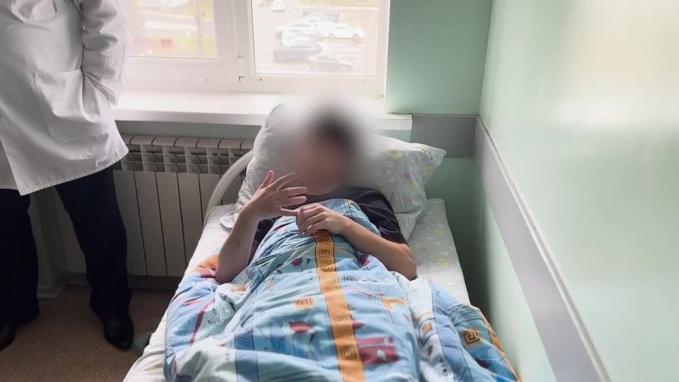 Двух детей, пострадавших в драке, навестили руководитель Управления образования Махачкалы Шаганэ Баймурзаева и председатель горсобрания Хиби Алиев