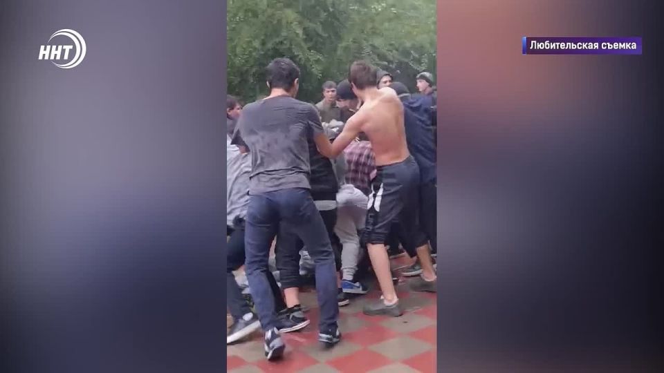 Драка между подростками. В 39-й школе — чрезвычайная ситуация, сегодня собрались педагоги, родители, представители органов власти — чтобы обсудить, как такое могло произойти, речь идёт о драке, которая произошла накануне и...