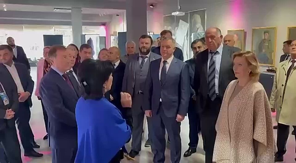 Председатель Правительства Дагестана Абдулмуслим Абдулмуслимов, члены кабинета министров и гости форума "Устойчивое развитие горных территорий" посетили Музей Боевой Славы в Махачкале