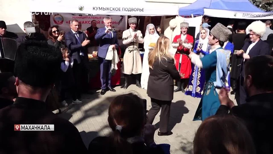 В заключительный день международного форума «Устойчивое развитие горных территорий» у Дома Дружбы в Махачкале развернулась выставка-ярмарка продукции Дагестана