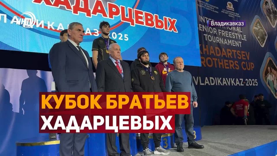 Кубок братьев Хадарцевых. Переполненные трибуны манежа реагируют на каждое действие на ковре