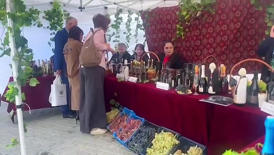 У Дома дружбы в Махачкале открылась сельскохозяйственная ярмарка в рамках международного форума по развитию горных территорий