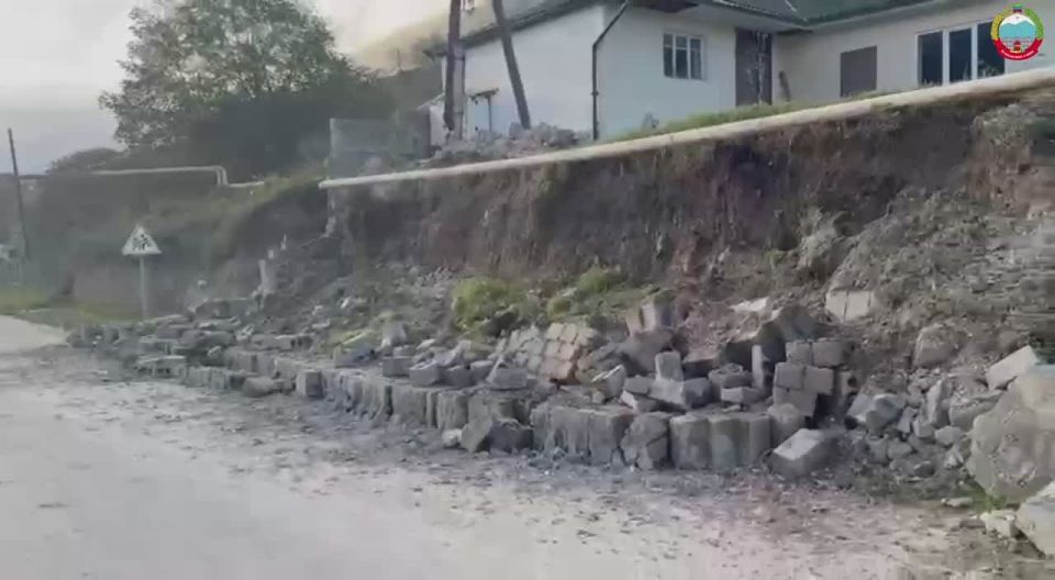 Стена школы в дагестанском селе Арыхкент обрушилась в результате ливневых дождей