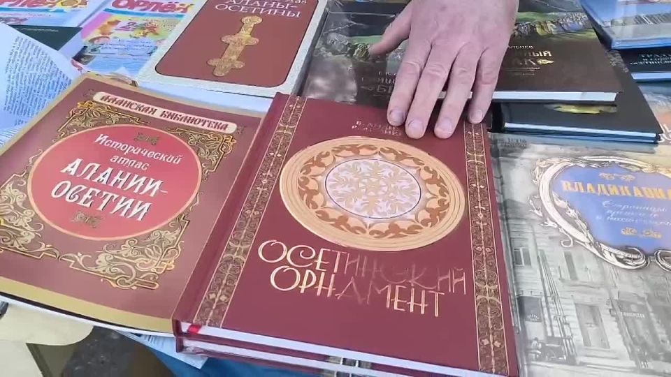 О значимости Северокавказского книжного фестиваля «Тарки-Тау – 2025» говорил сотрудник издательского дома «Ир» (Владикавказ) Болат Засеев