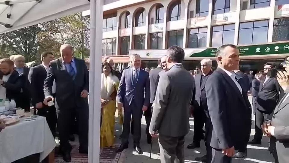 Сергей Меликов посетил выставку-ярмарку сельскохозяйственной продукции, изделий народных художественных промыслов и промышленной продукции, которая проходит сегодня нв площадке у Дома Дружбы в рамках Горного форума