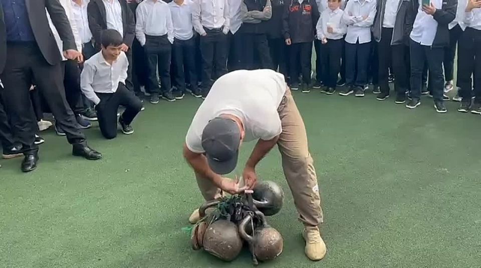 Рекордсмен по силе пальцев из села Кули Кулинского района Султан Османов побил свой же мировой рекорд по поднятию одним пальцем связки гирь