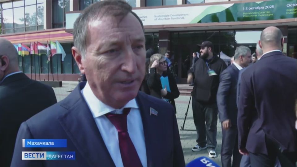 А перед началом пленарного заседания гости и участники форума ознакомились с местными подворьями на импровизированной ярмарке