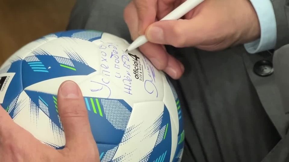 Юные футболисты подарили Сергею Меликову необычную именную футболку: братья Ветровы из Кизляра вместе с мамой испекли для главы Дагестана к прошедшему юбилею пряник в виде футболки с надписью «Меликов»