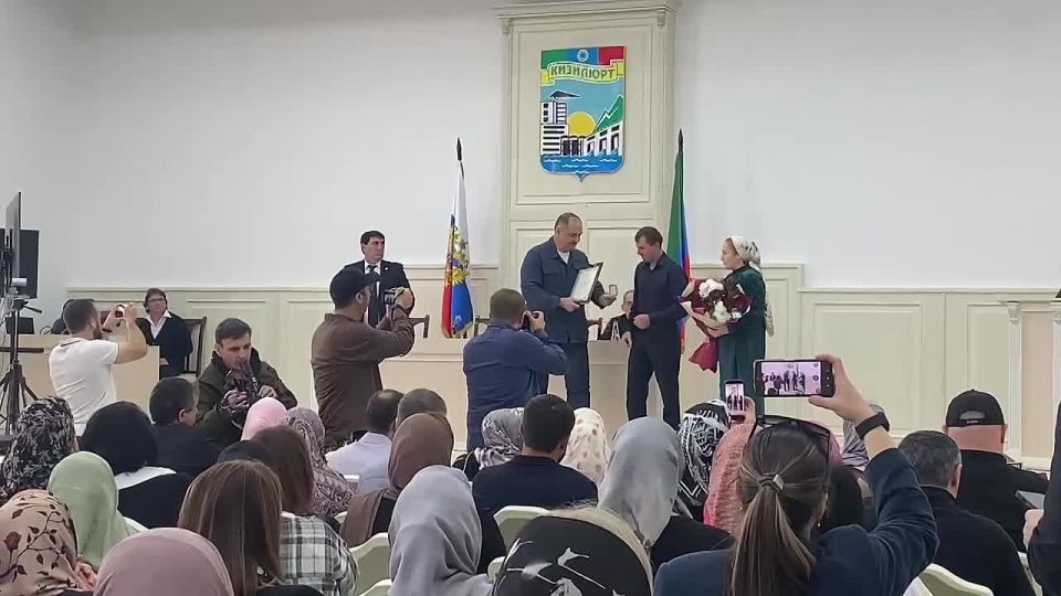 Сергей Меликов вручил ключи от новых квартир молодым семьям в Кизилюрте