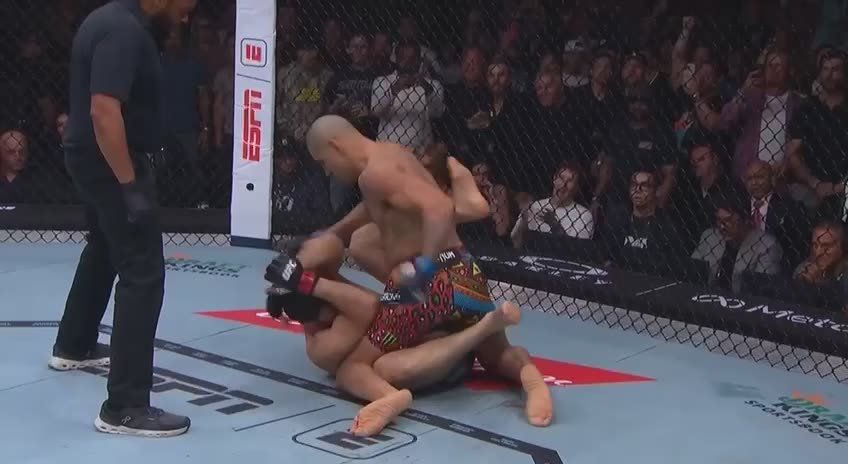 Алекс Перейра нокаутировал Магомеда Анкалаева в главном бою UFC 320