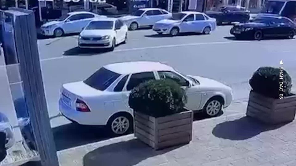 "Гелендваген" врезался и протаранил Volkswagen Polo в Махачкале