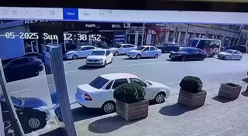 В центре Махачкалы произошло серьезное ДТП: «Мерседес Бенц G55» на скорости столкнулся с «Фольксваген Поло», водитель которого нарушил разметку