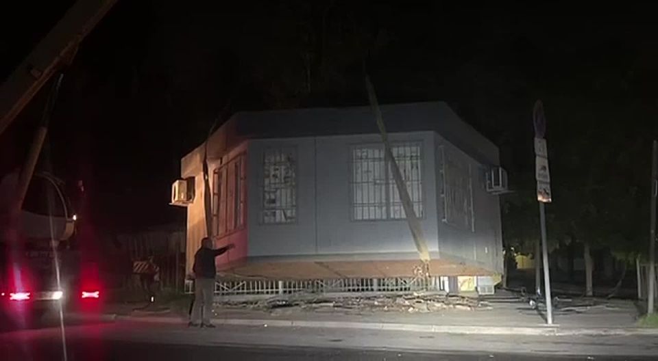 В Махачкале продолжается работа по демонтажу нестационарных торговых объектов Накануне ночью сотрудники Управления торговли демонтировали и вывезли очередной павильон, расположенный на пересечении улиц Дзержинского и Ляхова