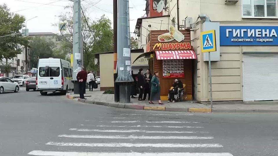 Женщина, живущая на автобусной остановке в Махачкале, отказалась от помощи