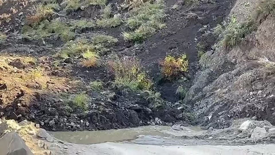 В дополнение к ранее опубликованной информации сообщаем, что в Чародинском районе, примерно в 13:30 6 октября 2025 года, на участке км 8 автомобильной дороги «Цуриб - Арчиб» произошёл оползень верхового откоса и прилегающего...