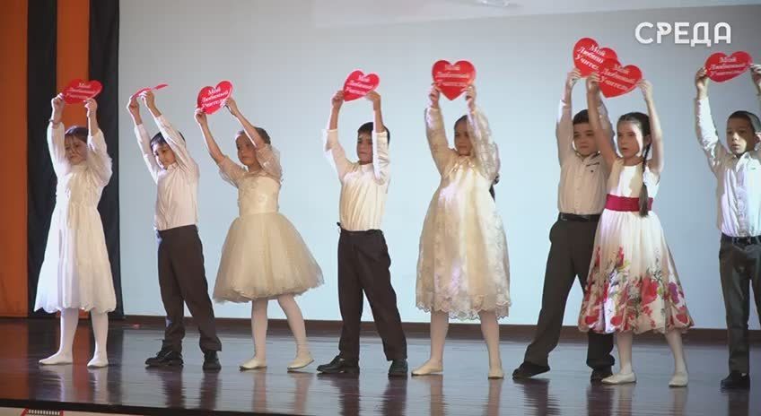 В Каспийском лицее №13 им. Расула Гамзатова отметили день учителя