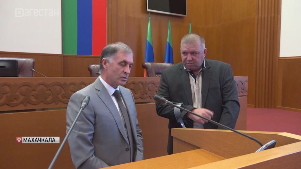 О структуре, задачах и истории парламента Дагестана участнику программы «Доблесть гор» Оме Чаринову рассказал зампредседателя Народного собрания Камил Давдиев