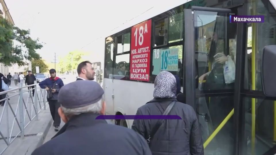 В УЩЕРБ ВОДИТЕЛЯМ?. В маршрутках Махачкалы заработала безналичная оплата — но не всем нововведение пришлось по вкусу! Некоторые водители заклеивали QR-коды, мешая пассажирам оплачивать проезд со смартфона