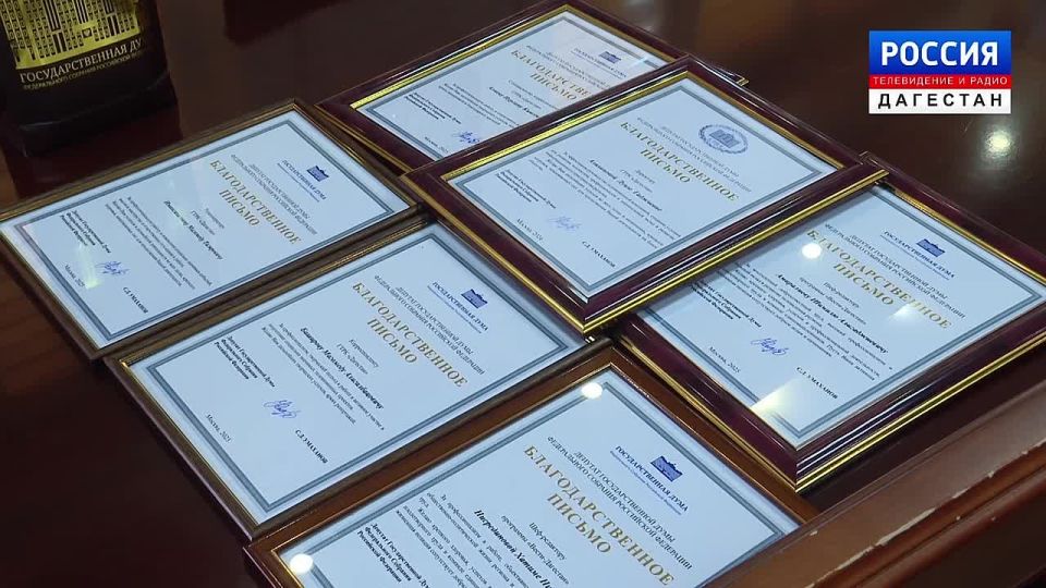 В честь 65-летия ГТРК «Дагестан» депутат Госдумы Сайгидпаша Умаханов наградил Благодарственными письмами сотрудников телерадиокомпании и оказал учреждению материально-техническую поддержку