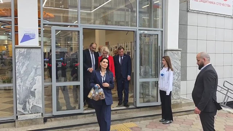 Заур Аскендеров и Виктория Абрамченко высоко оценили материально-техническую базу и качество подготовки специалистов в учебном заведении