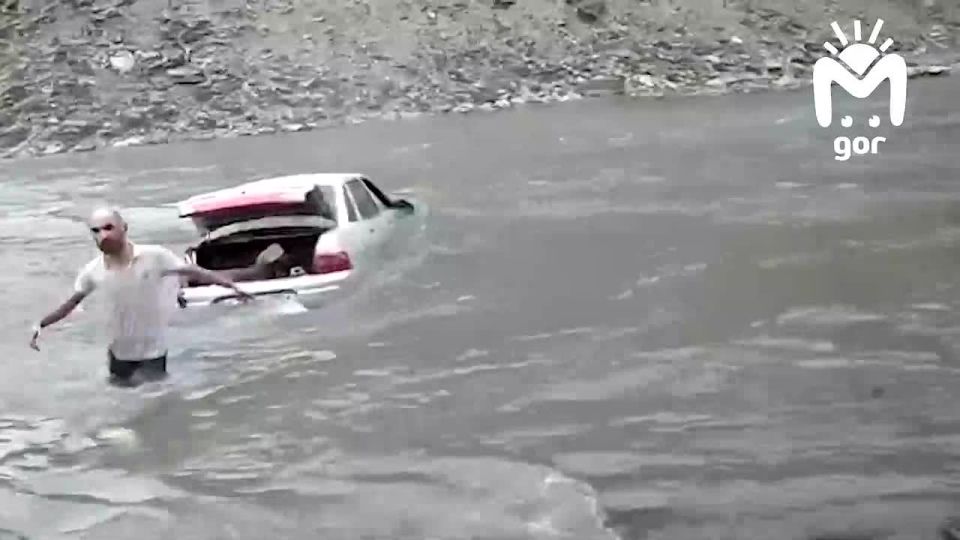 Водитель из Дагестана на спор заехал на тачке в реку в Тляратинском районе