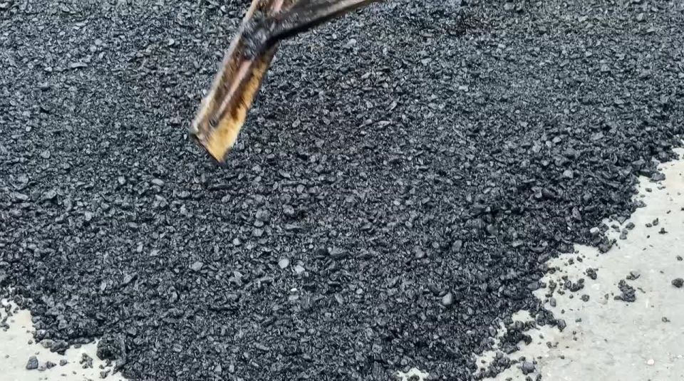 В Махачкале продолжаются работы по восстановлению дорожного покрытия