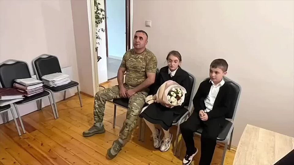 В дербентской школе папа ученицы 5 "Д" класса Зейнаб, Маграмов Маграм Салатдинович, военнослужащий, приехавший в отпуск из зоны СВО, устроил дочери сюрприз, придя к ней в класс