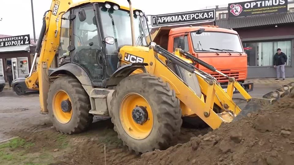 На проспекте Акушинского начаты работы по благоустройству заездных карманов остановочных пунктов