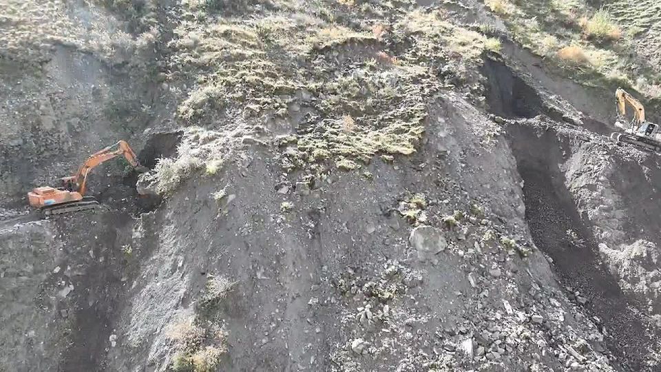 В Чародинском районе на автомобильной дороге «Цуриб - Арчиб», на участке км 8, где 6 октября произошёл оползень верхового откоса и прилегающего к дороге склона, обеспечен проезд легкового автотранспорта