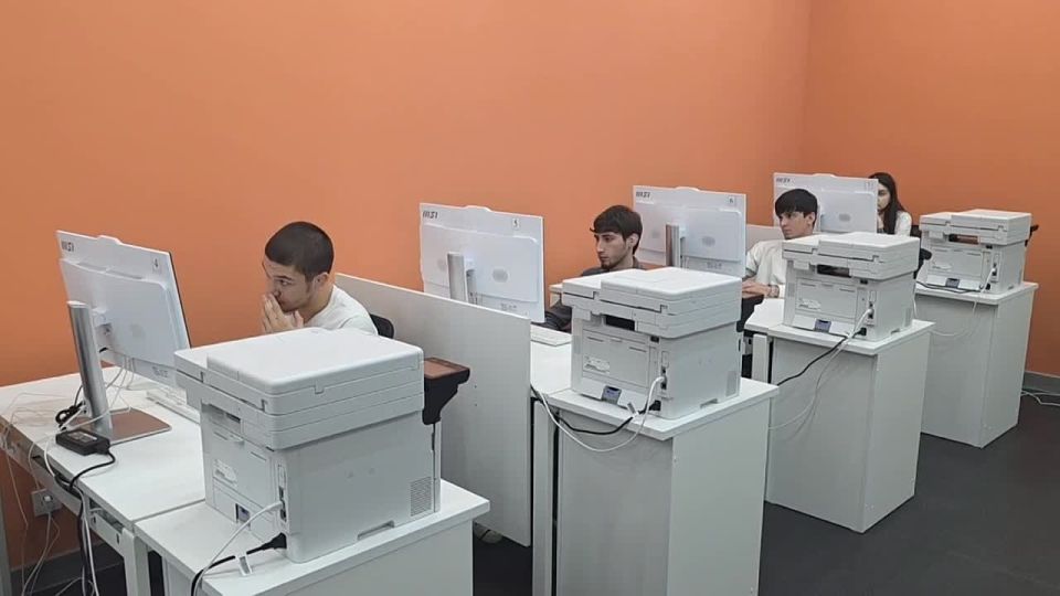 Гостям сообщили, что эти рабочие площадки позволяют учащимся получать практические навыки в различных направлениях сферы услуг и гостиничного бизнеса