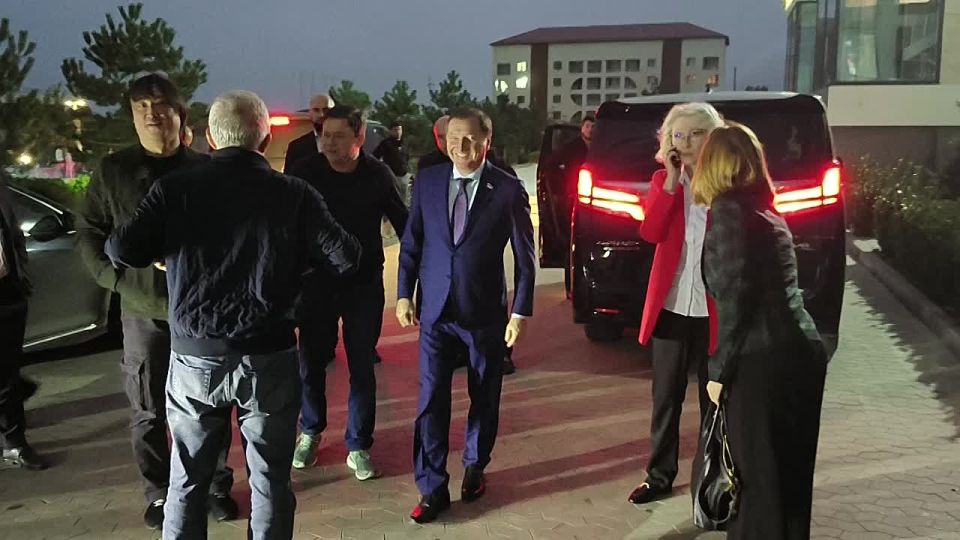 Заур Аскендеров, Виктория Абрамченко и председатель Комитета ГД по туризму и развитию туристической инфраструктуры Сангаджи Тарбаев, а также депутаты ГД, входящие в Комитет, осмотрели ОЭЗ "Каспийский прибрежный кластер"