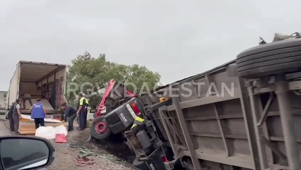 Фура перевернулась на трассе в Каякентском районе