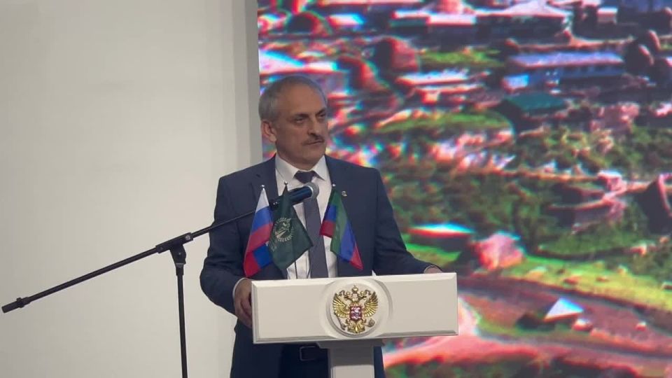 Говоря об информационной войне, Министр по национальной политике и делам религий РД Энрик Муслимов, обратился к женской аудитории: