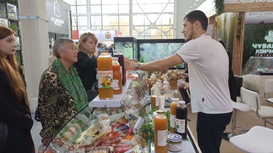 Второй день XXVII Агропромышленной выставки «Золотая Осень – 2025» на стенде Дагестана начался с угощения посетителей экспозиции экологически чистой продукцией: различными соками от бренда Кикуни; копченной Каспийской...