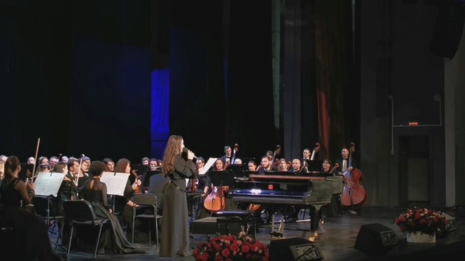 В эти минуты на большой сцене Русского драматического театра им. М. Горького в Махачкале проходит концерт Московского государственного академического симфонического оркестра.