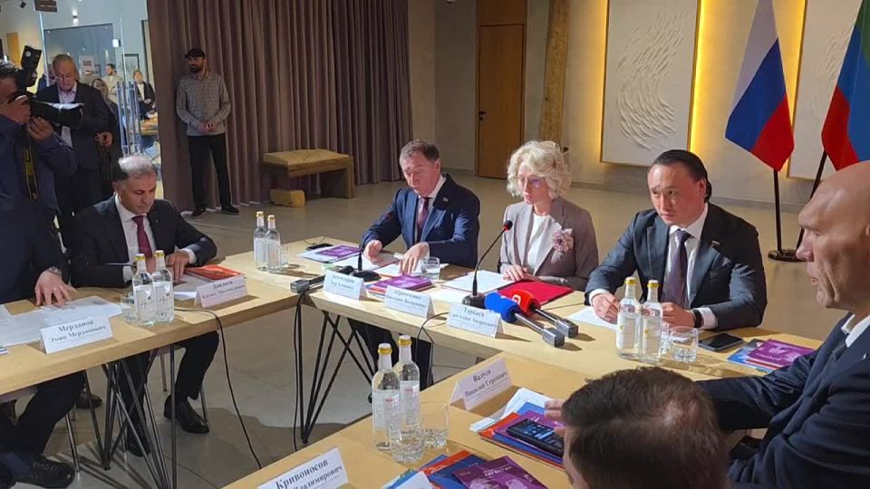 В конференц-зале делового центра экотуркомплекса «Главрыба» начал свою работу круглый стол «Совершенствование правового регулирования деятельности экскурсоводов (гидов), гидов-переводчиков и инструкторов-проводников»