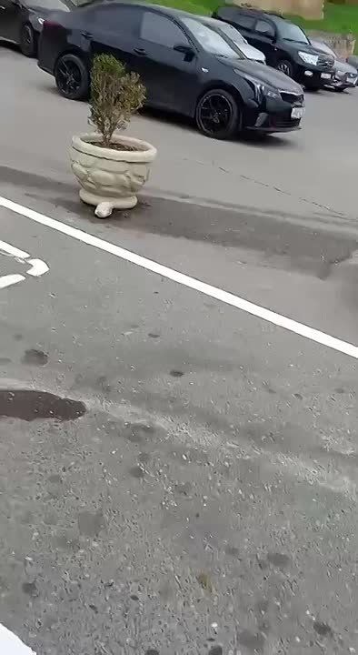 На парковке возле крепости «Нарын-кала», аварийной службой МБУ УГХ определены дополнительные места парковочных мест для маломобильных групп населения