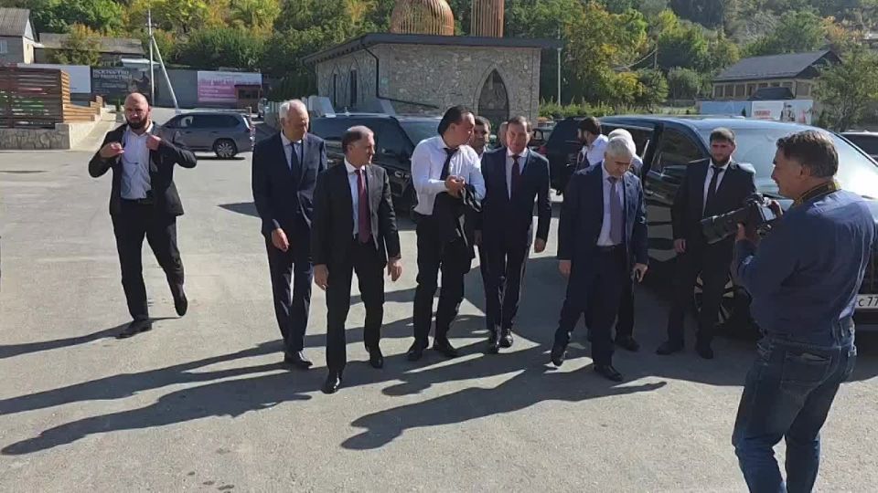 Виктория Абрамченко, Заур Аскендеров, Сангаджи Тарбаев, Николай Валуев и другие участники круглого стола прибыли в комплекс "Главрыба"