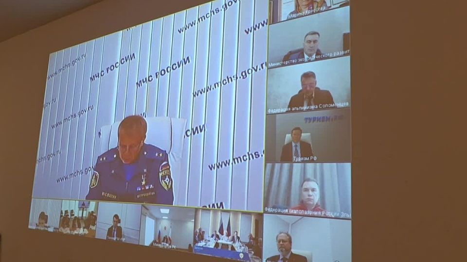 Свыше 20 участников круглого стола из Москвы, Республики Крым, Запорожской области, Краснодарского и Ставропольского краев, Республики Северная Осетия-Алания, Чеченской, Кабардино-Балкарской, Карачаево-Черкесской республик...